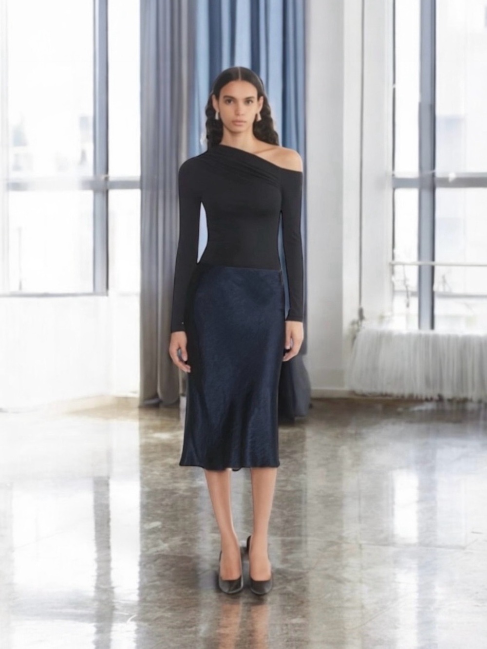 🆕💞Aritzia Babaton High-Rise Satin Midi Slip Skirt • NAVY • Size 6 • NWT